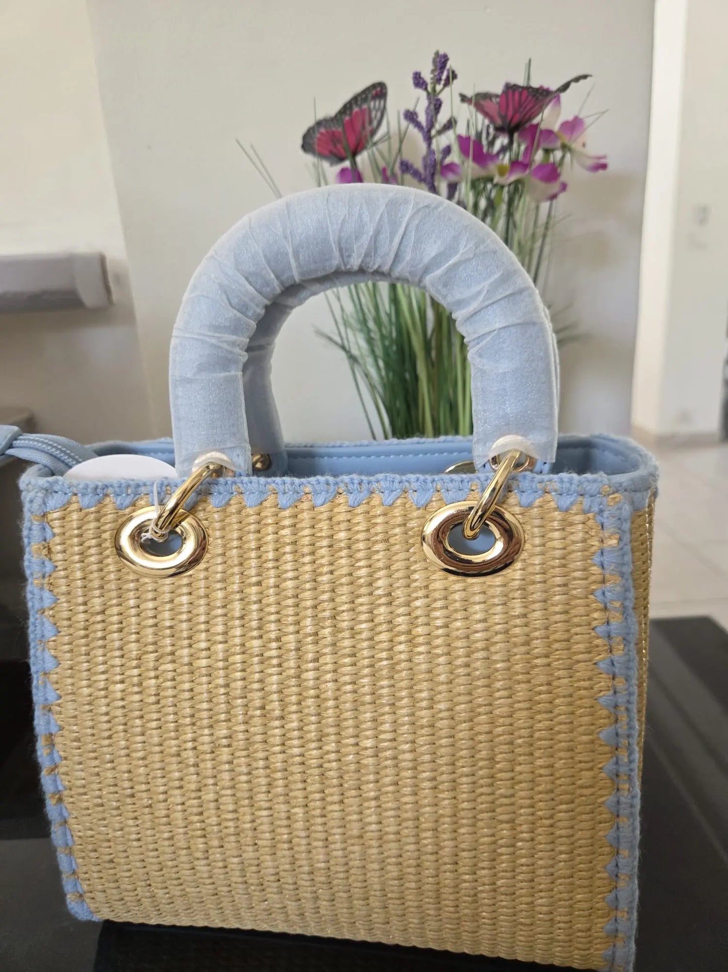 Sac chic bleu ciel effet rotin avec bandoulière et fermeture zippée, élégant et tendance pour femme.