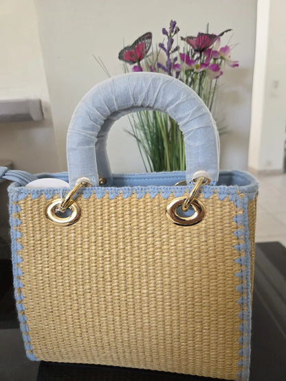 Sac chic bleu ciel effet rotin avec bandoulière et fermeture zippée, élégant et tendance pour femme.
