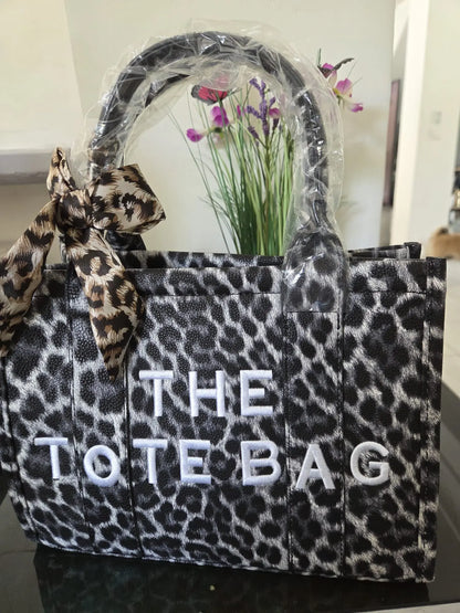 Sac à main ou bandoulière imprimé léopard avec foulard décoratif à l’anse et fermeture éclair, élégant et tendance pour femme.