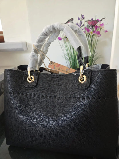 Sac à main noir souple en simili cuir grainé avec détails dorés, compartiments pratiques et bandoulière incluse.