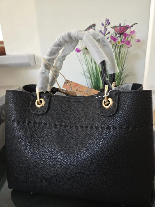 Sac à main noir souple en simili cuir grainé avec détails dorés, compartiments pratiques et bandoulière incluse.