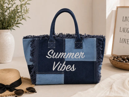 Sac cabas femme en tissu jeans patchwork bleu avec broderie Summer Vibes, disponible en petit et grand modèle avec bandoulière et poches intérieures.