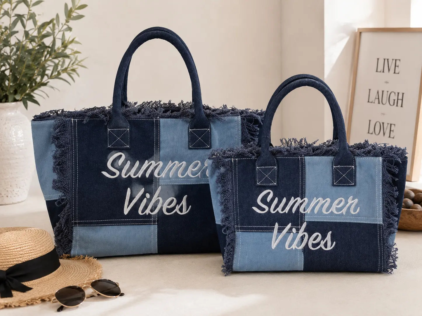 Sac cabas femme en tissu jeans patchwork bleu avec broderie Summer Vibes, disponible en petit et grand modèle avec bandoulière et poches intérieures.