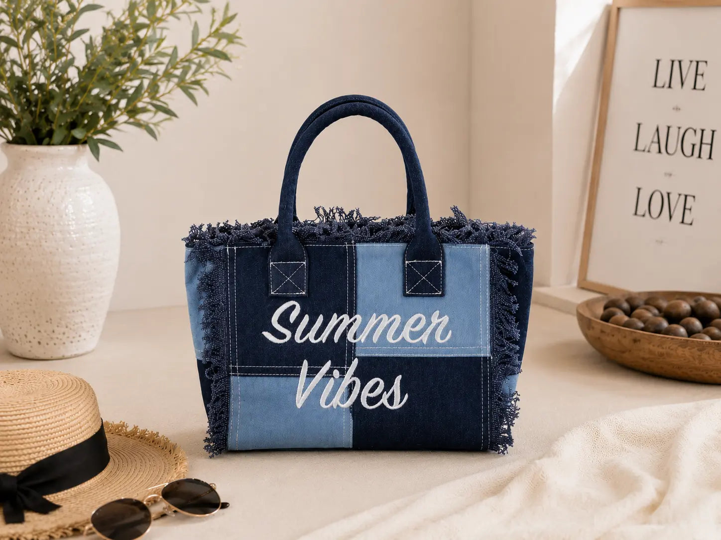 Sac cabas femme en tissu jeans patchwork bleu avec broderie Summer Vibes, disponible en petit et grand modèle avec bandoulière et poches intérieures.