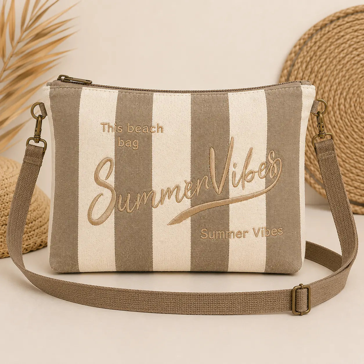 Sac pochette rayé Summer Vibes avec bandoulière et fermeture zip, style estival chic pour femme.