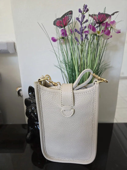 Mini sac téléphone taupe en cuir grainé avec fermeture à pression et détails dorés, élégant et compact pour femme.
