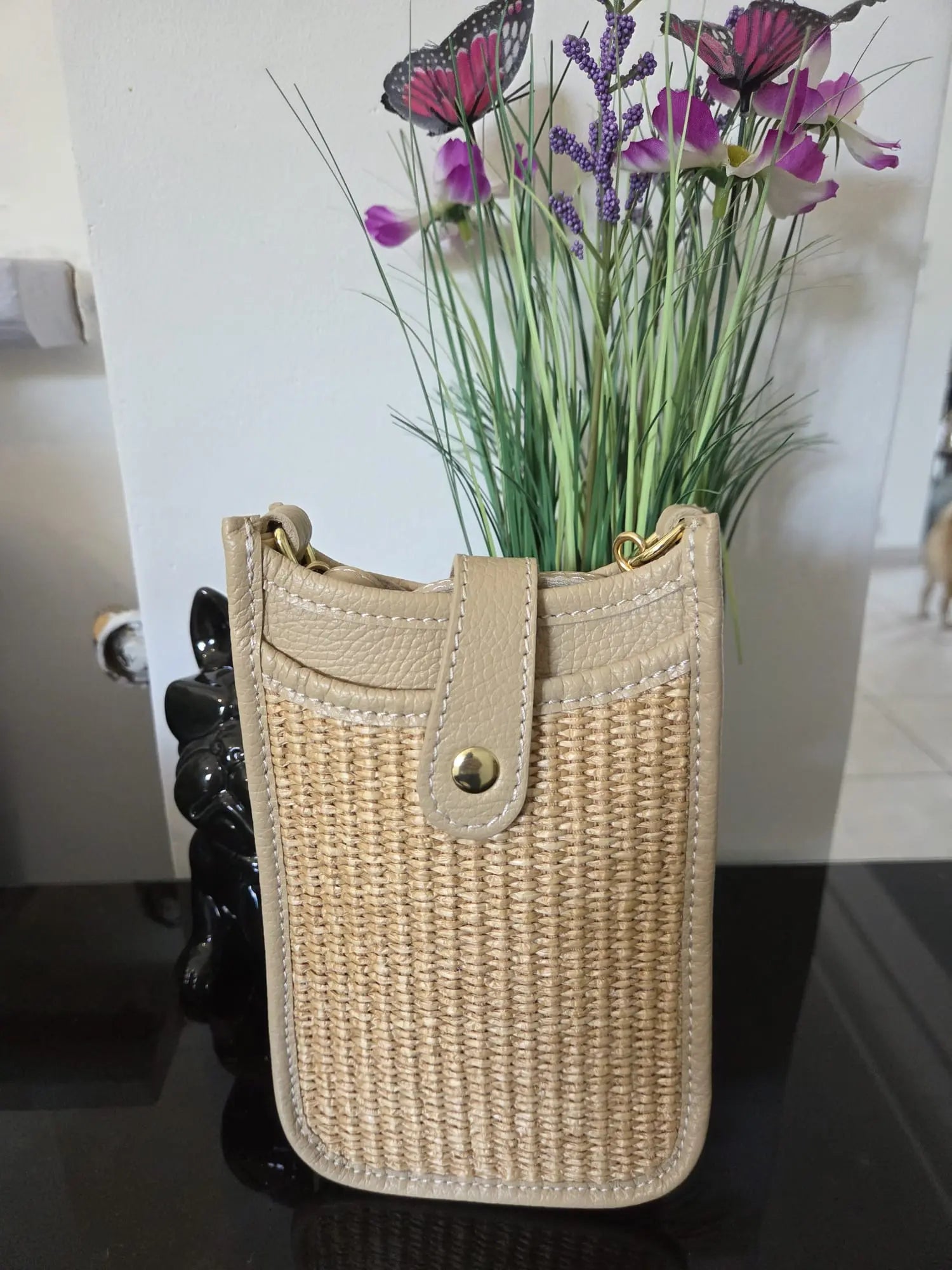 Mini sac téléphone taupe en cuir grainé avec fermeture à pression et détails dorés, élégant et compact pour femme.