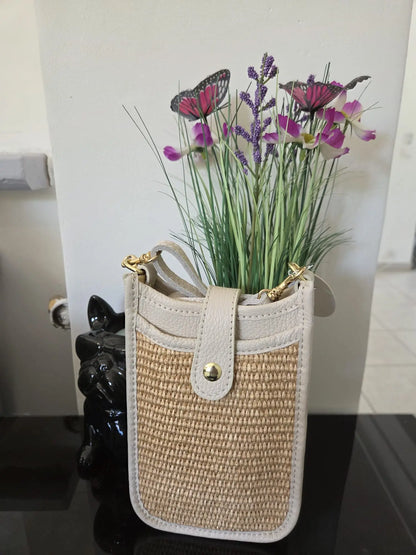 Mini sac téléphone taupe en cuir grainé avec fermeture à pression et détails dorés, élégant et compact pour femme.