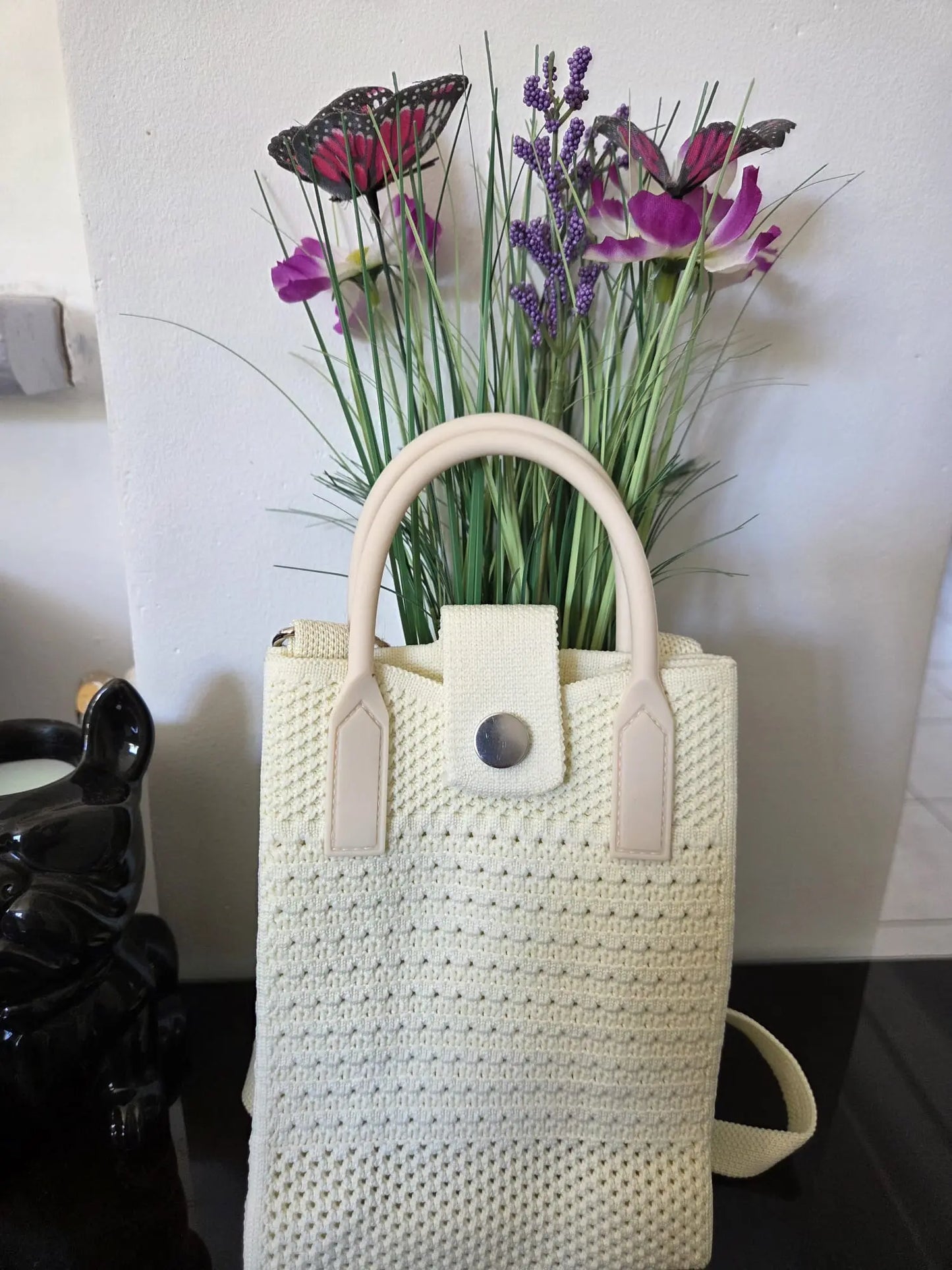 Sac téléphone femme en crochet avec anse plastique rigide disponible en plusieurs couleurs tendance.