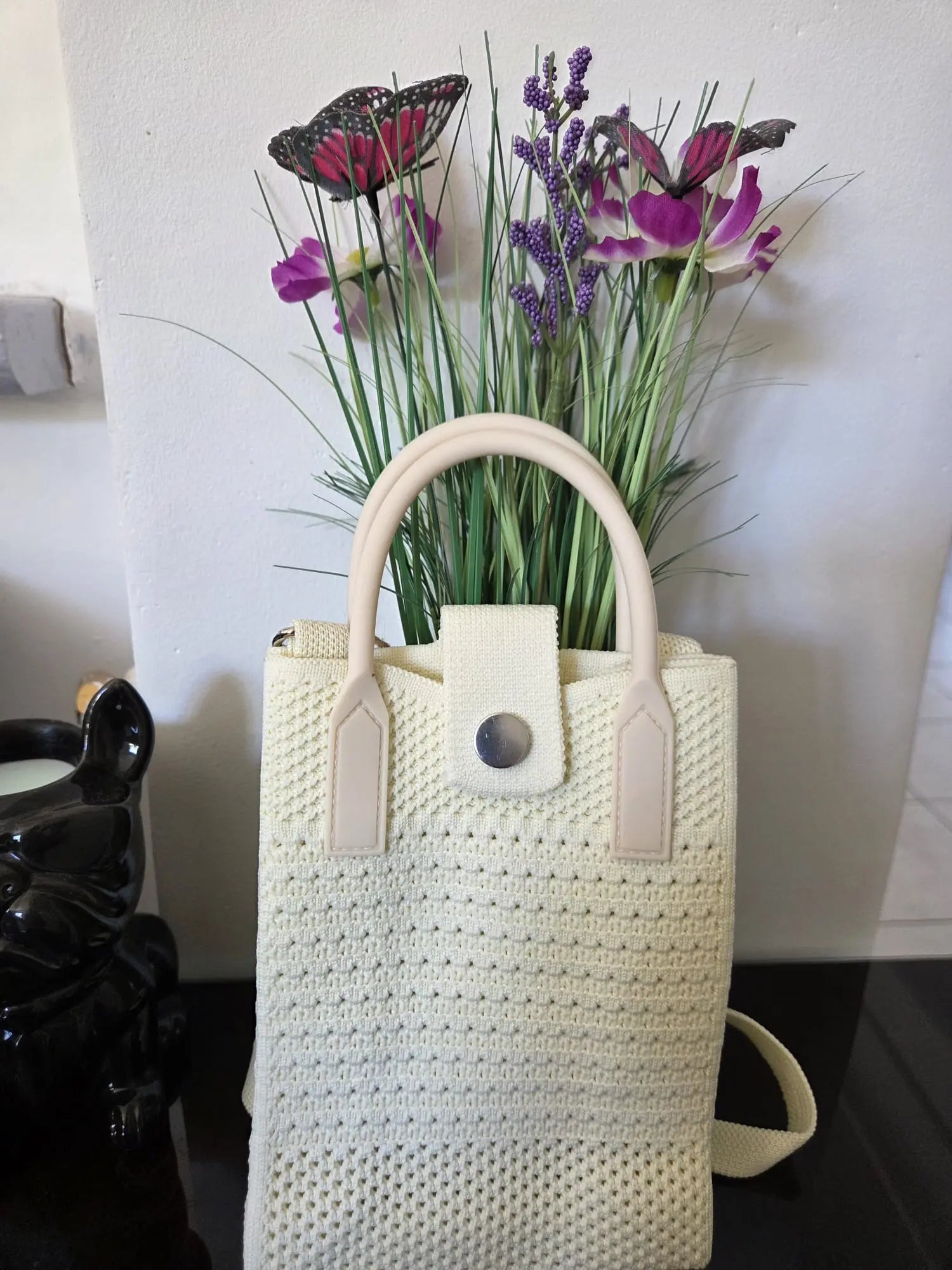 Sac téléphone femme en crochet avec anse plastique rigide disponible en plusieurs couleurs tendance.