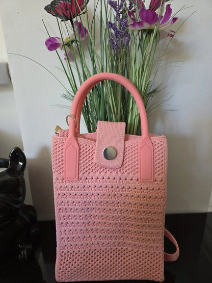 Sac téléphone femme en crochet avec anse plastique rigide disponible en plusieurs couleurs tendance.