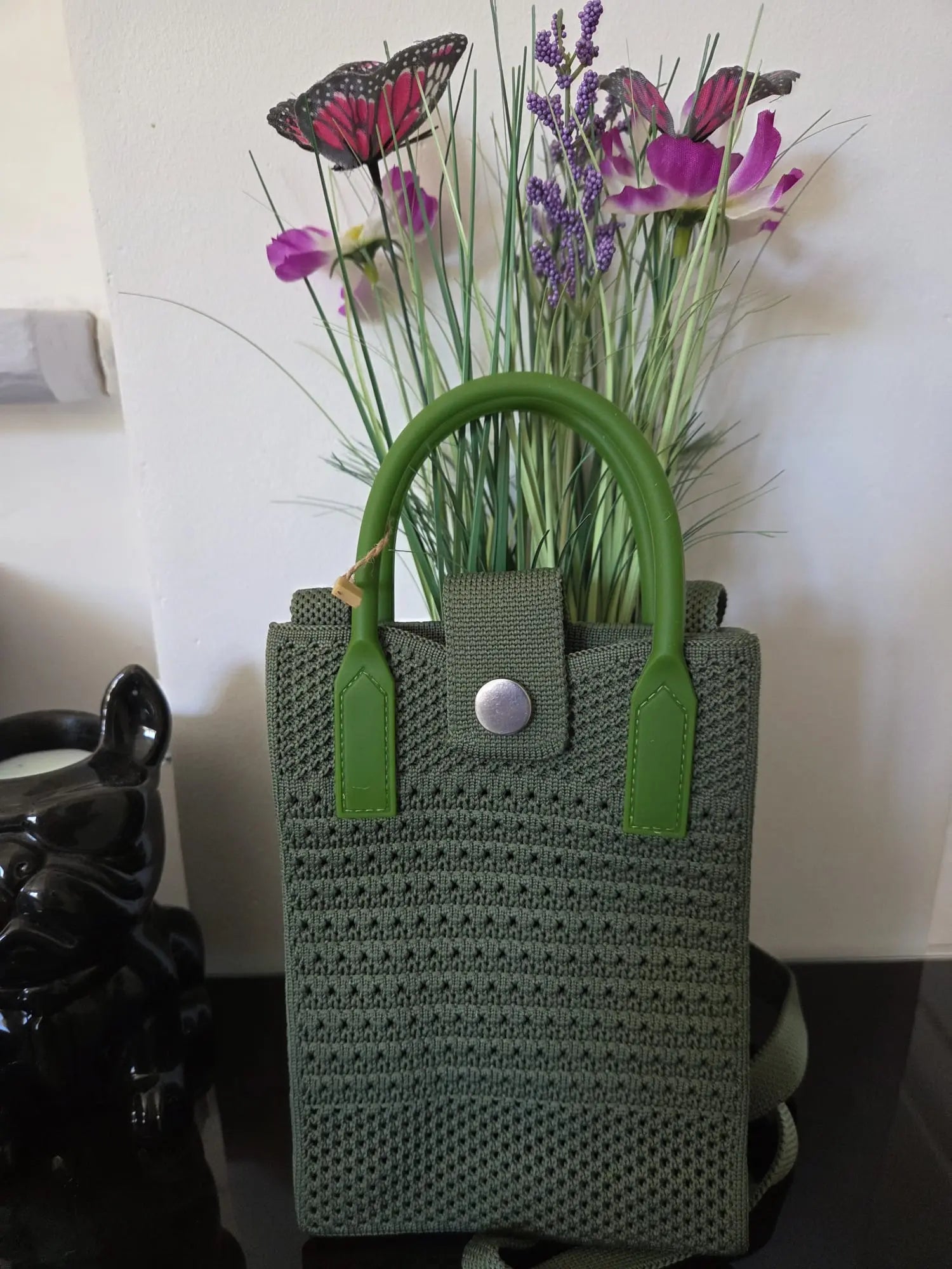 Sac téléphone femme en crochet avec anse plastique rigide disponible en plusieurs couleurs tendance.
